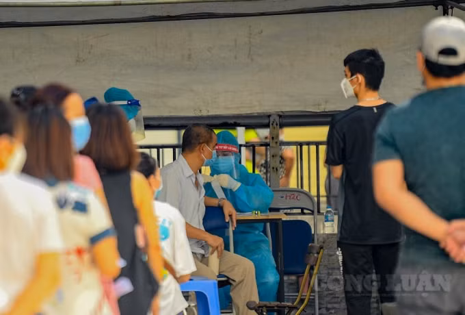 Trung tâm Y tế quận Hoàng Mai cho biết thêm, khi phát hiện trường hợp dương tính, sẽ báo cáo CDC Hà Nội, kịp thời khoanh vùng, truy vết và xử lý ổ dịch ngay lập tức.