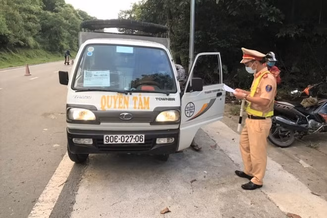 Cảnh sát giao thông huyện Lương Sơn kiểm tra các trường hợp ra vào huyện khi địa phương đang thực hiện giãn cách xã hội theo Chỉ thị 16. Ảnh: dantri