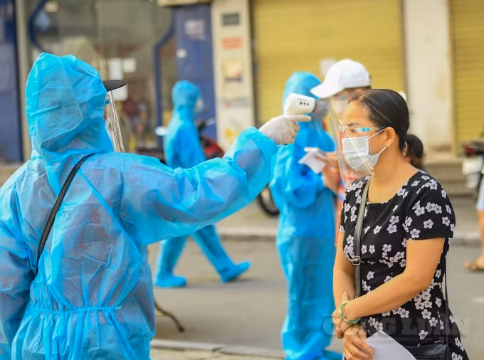 Theo lãnh đạo UBND phường Hoàng Liệt (quận Hoàng Mai, TP Hà Nội), dân số thực tế ngày thường tại 12 chung cư trong khu đô thị Linh Đàm có thời điểm lên tới hơn 30.000 dân