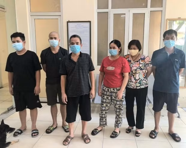 Hình ảnh 6 đối tượng tụ tập đánh bạc trong khi Hà Nội đang thực hiện giãn cách xã hội. Ảnh: kinhtedothi