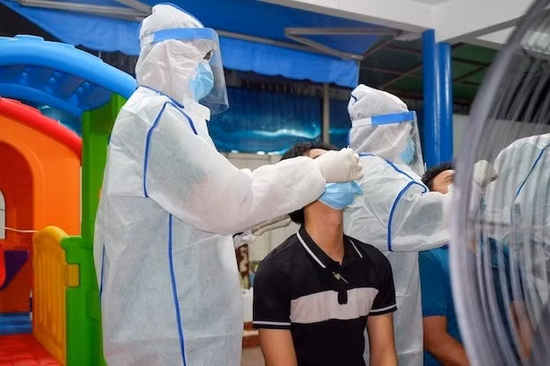 Người làm việc ở vị trí nguy cơ cao test nhanh COVID-19 3 lần/ngày. Ảnh: minh họa