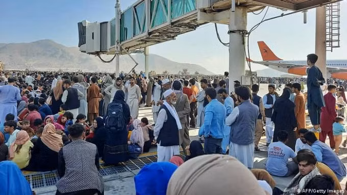 Người dân nằm chờ la liệt ở sân bay Kabul mong muốn được lên các chuyến bay giải cứu. Ảnh: GI