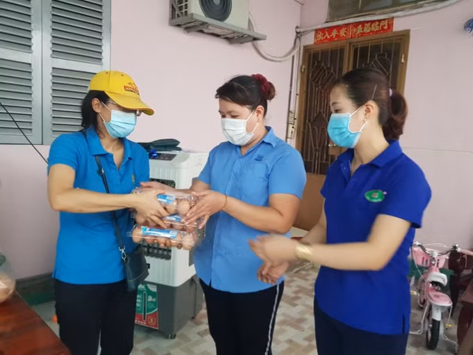 Cán bộ Liên đoàn Lao động TP Thủ Đức (TP Hồ Chí Minh) tặng thực phẩm cho công nhân khó khăn