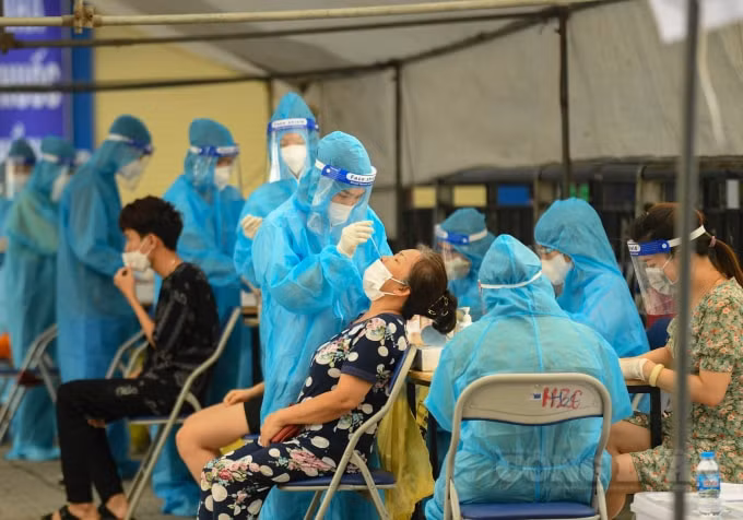Theo Trung tâm Y tế quận Hoàng Mai, các mẫu test nhanh kháng nguyên ở chung cư Linh Đàm được phân tích cho kết quả sau 30 phút. Đơn vị này luôn hướng dẫn quá trình thực hiện việc lấy mẫu đảm bảo không lây nhiễm chéo.