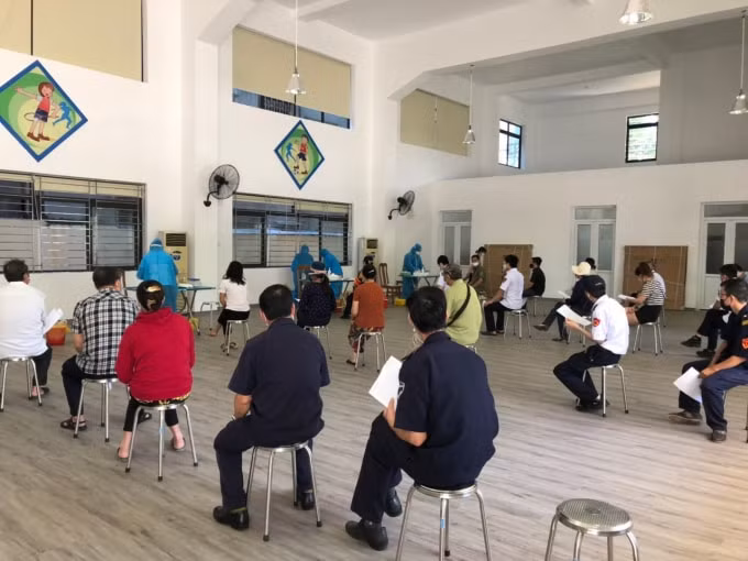 Người dân trên địa bàn Quận Ba Đình xếp hàng để lấy mẫu xét nghiệm COVID-19. Ảnh: L. Thanh