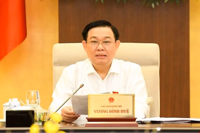 Chủ tịch Quốc hội Vương Đình Huệ phát biểu tại phiên họp.