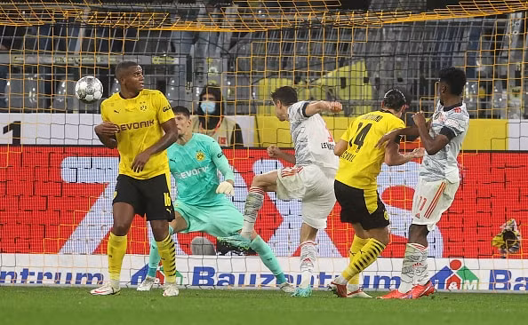 Lewandowski đánh đầu tung lưới Dortmund mở tỷ số trận đấu. Ảnh: internet