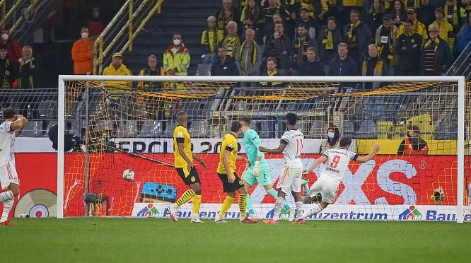Lewandowski ấn định chiến thắng tỷ số 3-1 cho Bayern Munich. Ảnh: internet