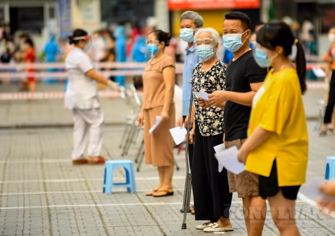Lực lượng chức năng phân luồng, mỗi gia đình 2 thành viên được xuống test trong buổi sáng, với độ tuổi từ 6 - 80 tuổi.