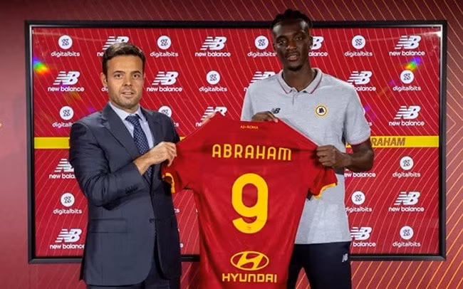 Abraham trở thành học trò của huấn luyện viên Jose Mourinho tại AS Roma. Ảnh: AS Roma