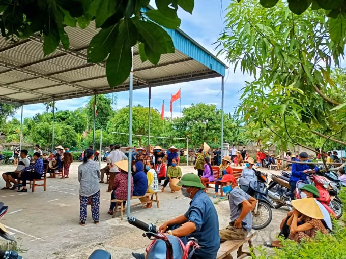 Người dân thôn Ngoại Xuân, xã An Dũng (huyện Đức Thọ) và thôn Văn Minh, xã Thường Nga (huyện Can Lộc) đến tham dự cuộc họp với Công ty Khánh Giang