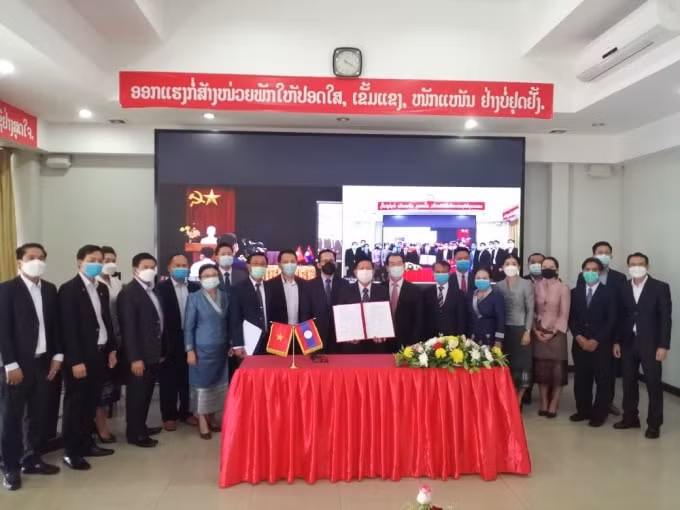 Ông Santisouk Simmlavong, Thứ trưởng Bộ Công nghệ và Truyền Thông nước CHDCND Lào và các đại biểu tại buổi lễ. Nguồn: Bộ KH&CN.