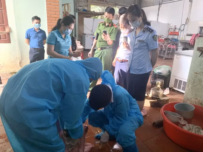 Thái Nguyên: Phát hiện một cơ sở kinh doanh hàng nghìn kg lợn “tím xanh, tím đỏ” và bốc mùi hôi thối.
