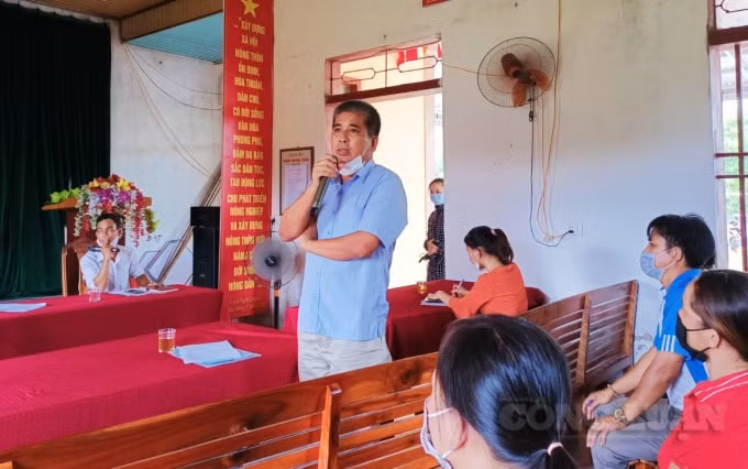 Ông Đậu Tiến Sỹ - Giám đốc Công ty TNHH Khánh Giang trao đổi với người dân