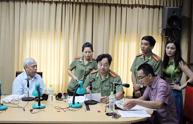 Trung tá, nhà báo Lê Thanh Tăng cùng các đồng nghiệp thực hiện một chương trình của Đài Tiếng nói Việt Nam
