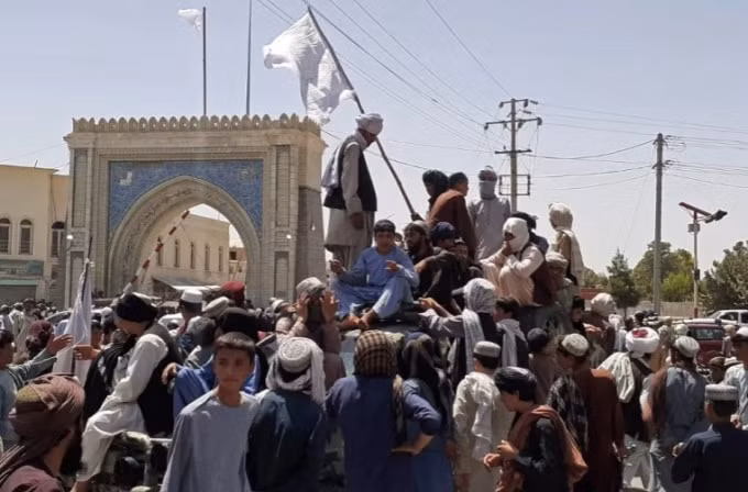 Các chiến binh Taliban đứng trên một chiếc xe dọc theo vệ đường ở Kandahar, Afghanistan. Đến nay Taliban đã chiếm 18 thành phố kể từ ngày 6/8 - Ảnh: AFP