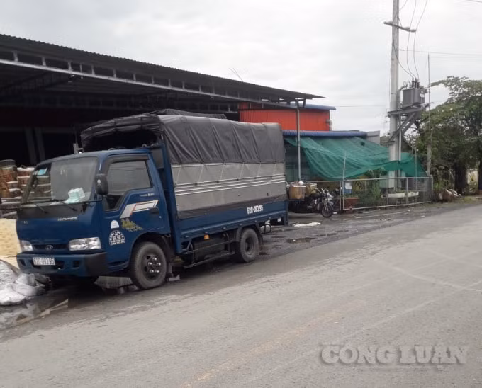 Cửa hàng gạo dừng hoạt động vì không có giấy đi đường.