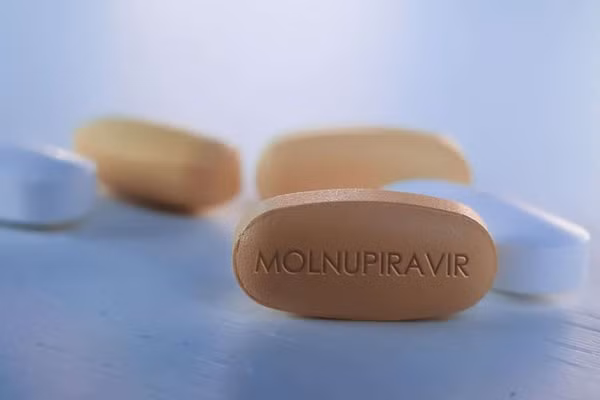 Theo Bộ Y tế, Molnupiravir là một trong những thuốc kháng virus giúp giảm nhanh nồng độ virus trong cơ thể người nhiễm. Ảnh: TL