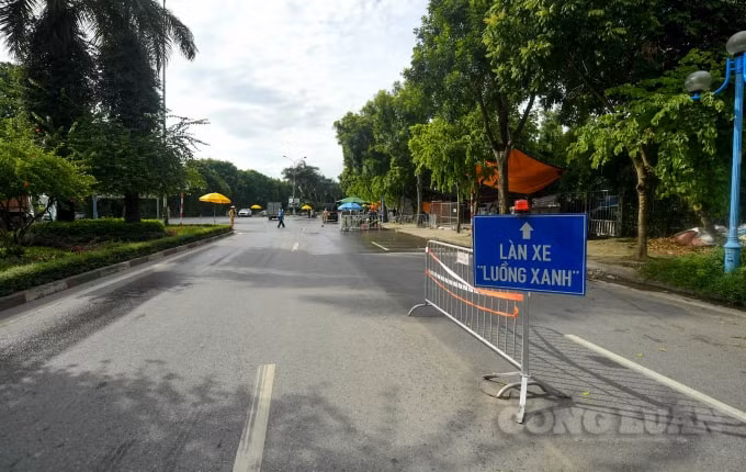 Tại chốt kiểm soát số 7 của Hà Nội tại xã Đa Tốn (Gia Lâm) người và phương tiện lưu thông qua đây cũng đã được hướng dẫn khai báo y tế online.