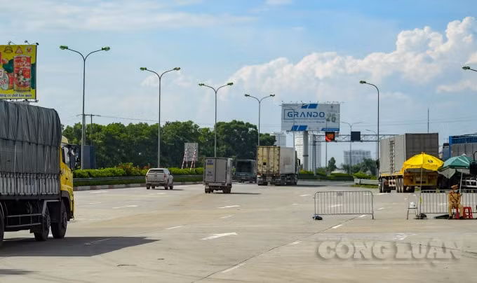 Được biết, ứng dụng mới này để công dân thực hiện đăng ký khai báo y tế tương tự như khai báo qua các ứng dụng của Bộ Y tế, nhưng bổ sung thêm thông tin thường trú, lưu trú, tạm trú sau khi nhập đủ thông tin, hệ thống sinh ra mã QR để cán bộ tại chốt kiểm dịch kiểm tra thông tin.