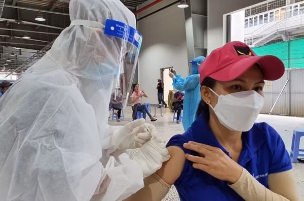 Ban Dân vận Trung ương đề xuất nghiên cứu sớm triển khai tiêm vaccine dịch vụ để các doanh nghiệp có nhu cầu có thể tổ chức tiêm cho nhân viên. Ảnh minh họa