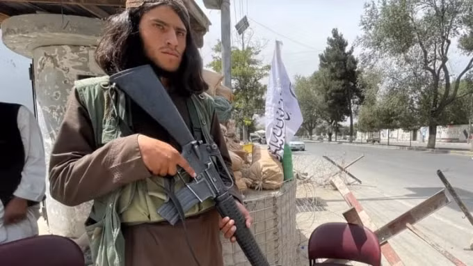 Một thành viên của lực lượng Taliban canh gác tại một trạm kiểm soát ở Kabul © Reuters