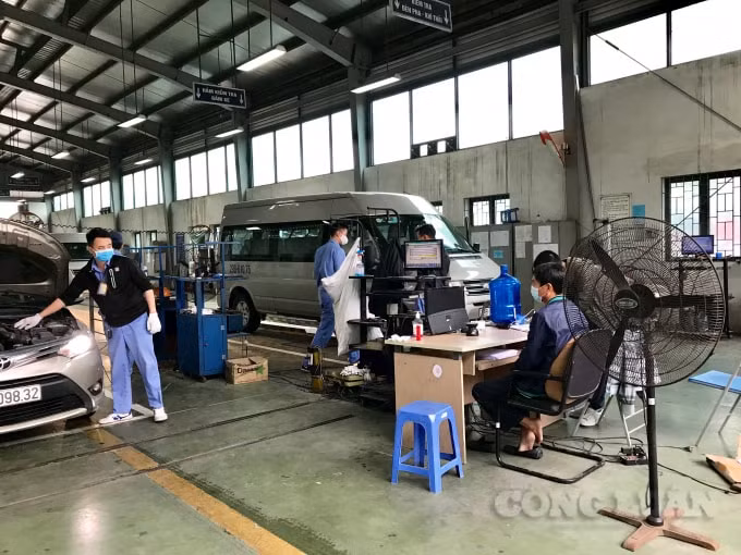 Sở GTVT Hà Nội chỉ đạo các Trung tâm đăng kiểm xe cơ giới trên địa bàn niêm yết công khai số xe ô tô đã hết niên hạn sử dụng, quá hạn kiểm định. Ảnh minh họa