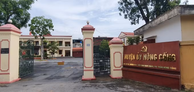 Dư luận trông chờ vào việc xử lý cán bộ đánh bạc tại trụ sở UBND xã Tế Lợi từ Huyện ủy Nông Cống. Ảnh chụp sáng ngày 11/8.