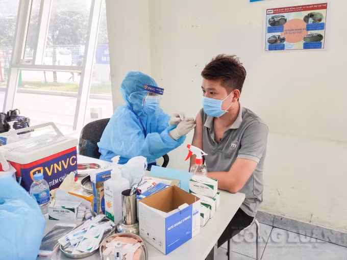 Công nhân ở TP. Thuận An được tiêm vaccine