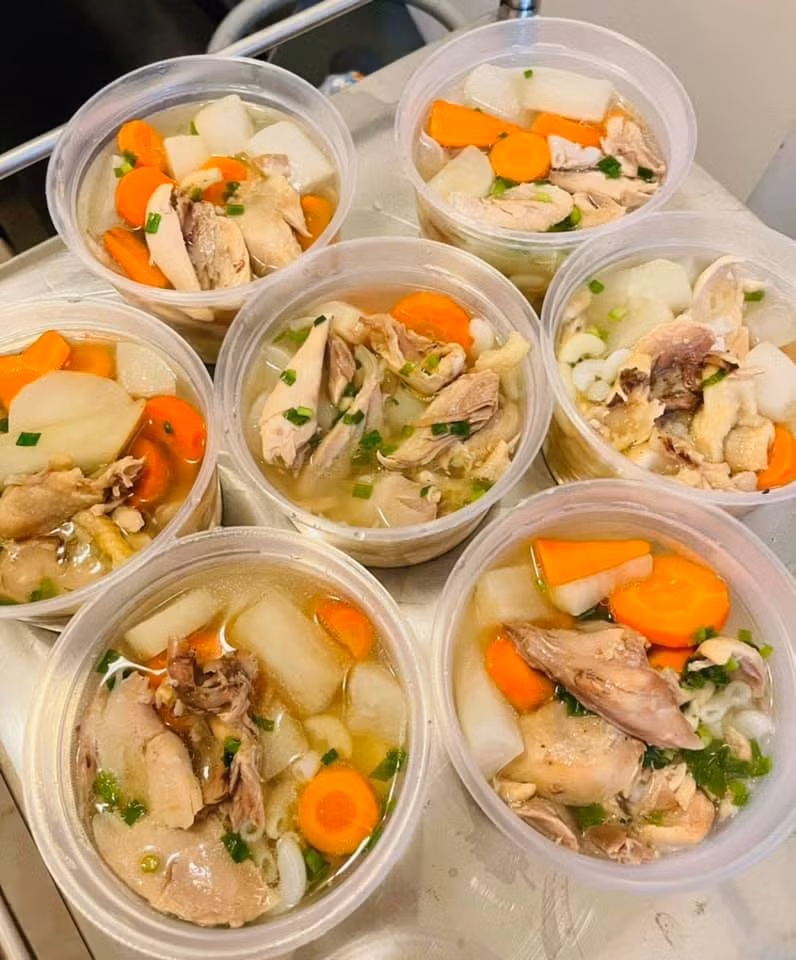 Mỗi món nhà báo Đan Hà gửi cho y bác sỹ trong đó còn tình cảm lòng chân thành. Ảnh: NVCC