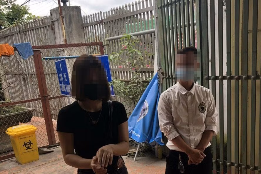 Lái xe K tự điền vào giấy đi đường giả rồi đưa cô gái về quê. Ảnh: Công an Hà Nội