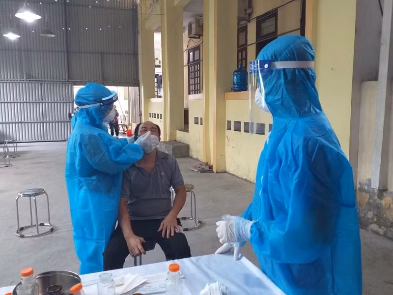 Lấy mẫu xét nghiệm Covid-19 cho người dân trên địa bàn Hà Nội. Ảnh: kinhtedothi