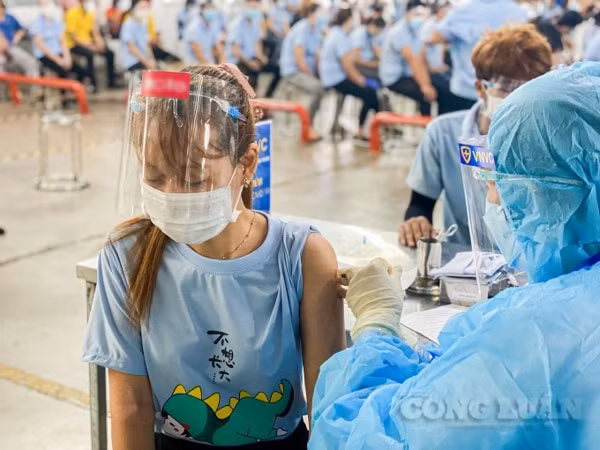 Tỉnh Bình Dương tiêm vaccine COVID-19 cho công nhân Công ty TNHH Motomotion Việt Nam (thị xã Bến Cát, tỉnh Bình Dương). Ảnh: Kỳ Hoa