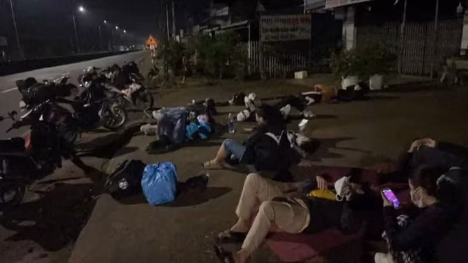 Người trở về quê bằng phương tiện cá nhân, nằm la liệt trên tuyến quốc lộ 1A.