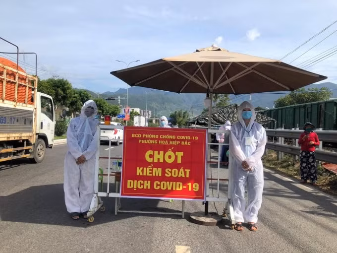 Các giáo viên tham gia tình nguyện cùng với lực lượng chức năng để kiểm soát tại các chốt kiểm dịch.