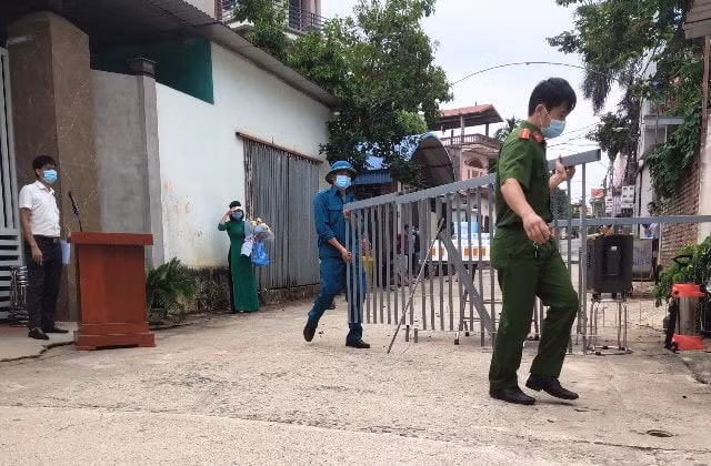 Lực lượng chức năng gỡ bỏ hàng rào cách ly y tế tại khu dân cư thôn Lạc Nông (xã Mai Đình, huyện Sóc Sơn). Ảnh: kinhtedothi