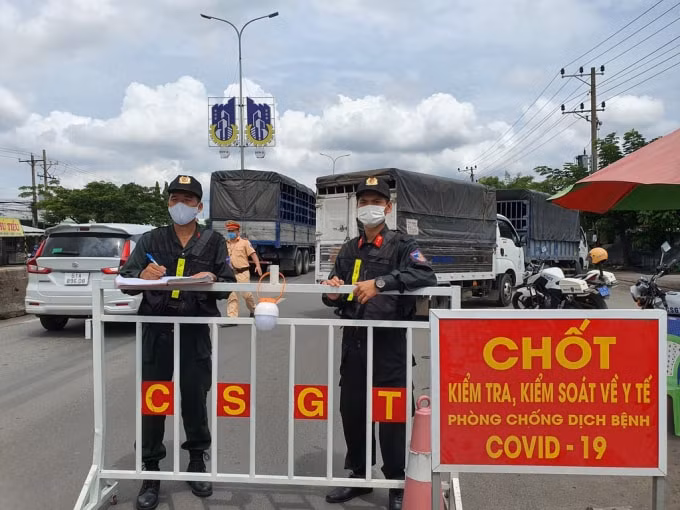Lực lượng chức năng chốt chặn trên quốc lộ 51, kiểm soát người dân về Bà Rịa - Vũng Tàu. Ảnh: Nguyễn Long