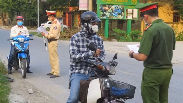 Lực lượng chức năng huyện Phú Xuyên kiểm tra người dân tham gia giao thông trong những ngày Hà Nội giãn cách. Ảnh: kinhtedothi