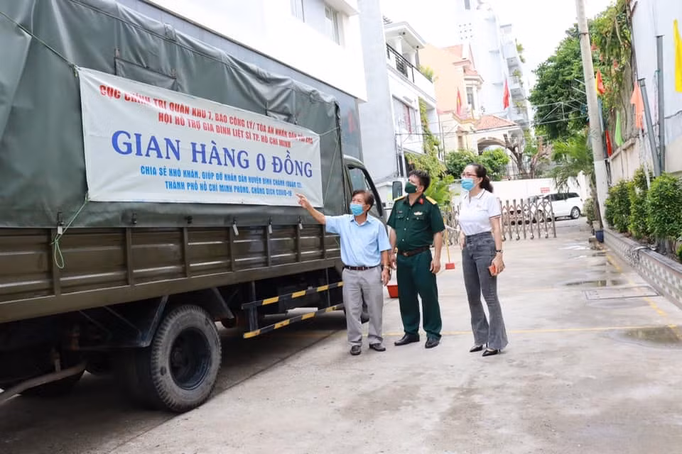 Nhà báo Đan Hà phối hợp với Quân Khu 7 triển khai mô hình chợ 0 đồng. Ảnh: NVCC
