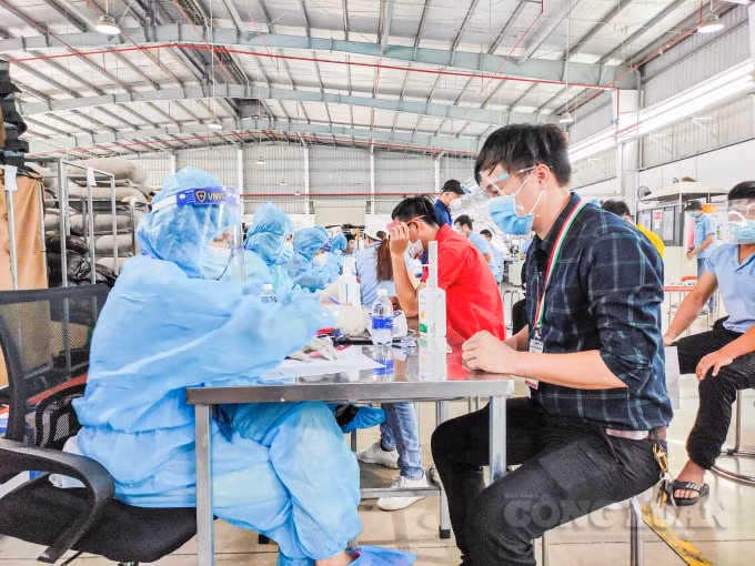 Thời gian tiêm có thể kéo dài sau 18h, tạo điều kiện tối đa cho công nhân, người lao động có cơ hội được tiêm vaccine sau giờ làm việc