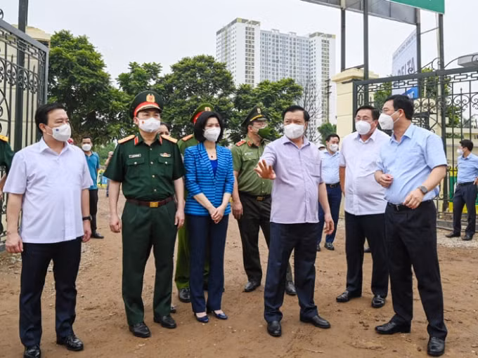 Bí thư Thành ủy kiểm tra tiến độ triển khai bệnh viện dã chiến tại quận Hoàng Mai. Ảnh: HNP