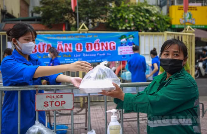 Những suất cơm 0đ đến với những người khó khăn khi ở Hà Nội đang thực hiện giãn cách xã hội, thực sự cần thiết.
