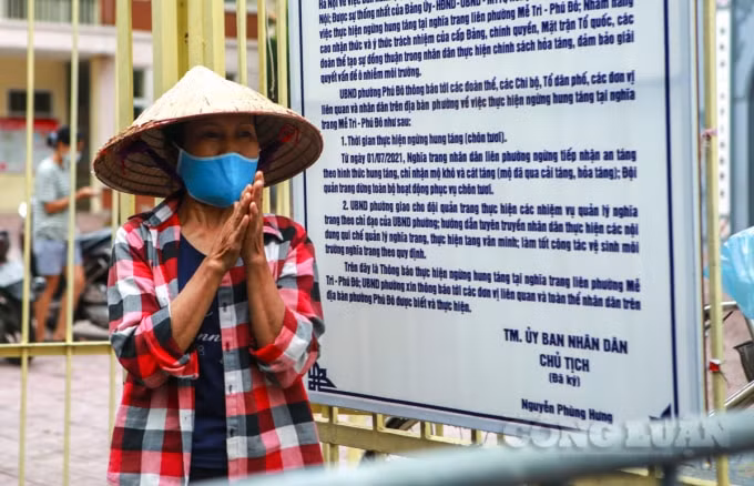 Cô Trần Thị Hồng (quê ở Nam Định) cho biết: “Tôi làm phụ cho 1 công trình xây dựng trên địa bàn phường Phú Đô, nhưng đã phải nghỉ vì Hà Nội thực hiện giãn cách xã hội đến thời điểm bây giờ là hơn 15 ngày rồi. Chúng tôi ở 1 chỗ không có việc làm, rất khó khăn. Nay thấy có chương trình phát cơm ở đây, tôi tranh thủ ra xếp hàng để nhận, hy vọng ngày nào cũng có chương trình như thế này”.