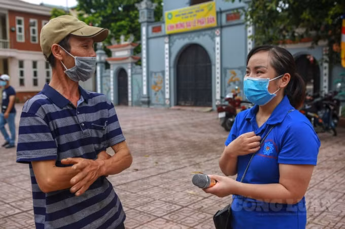 Một người dân bán rau ở chợ trên địa bàn phường Phú Đô đã đến ủng hộ đoàn thanh niên 1 yến rau và 200 nghìn đồng, hỗ trợ thêm cho những người còn khó khăn.