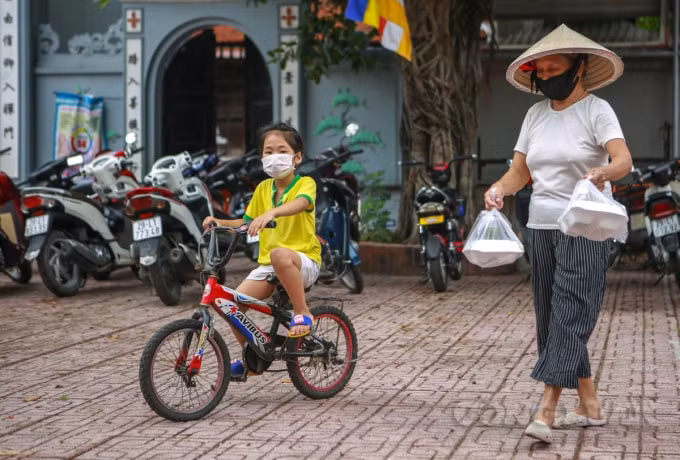 Được biết, dự kiến đoàn thanh niên phường cùng 2 gia đình trên địa bàn phường sẽ tổ chức “bữa ăn 0 đồng” trong 1 tuần kể từ ngày 10/8 và bắt đầu từ 11/8 sẽ tăng lên 500 suất cơm hỗ trợ cho người khó khăn.