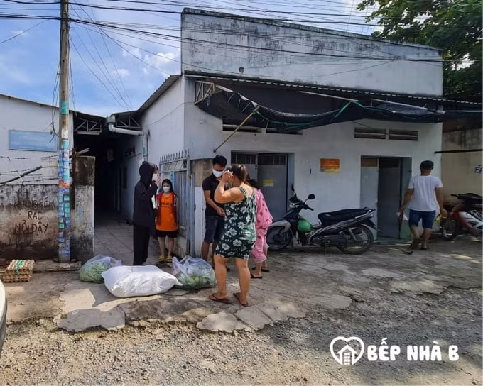 Ngoài việc phát cơm cho bệnh viện dã chiến, nhóm còn phân phát đến các hộ dân gặp khó khăn, người vô gia cư, sinh viên