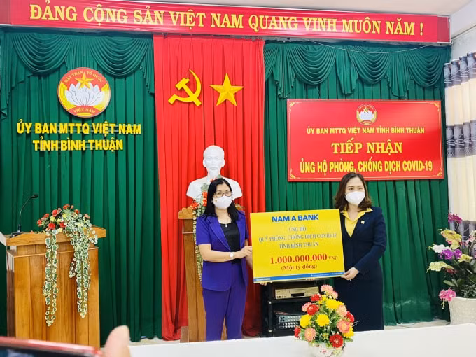 Đại diện Ủy Ban MTTQ Việt Nam tiếp nhận 1 tỷ đồng ủng hộ từ bà Tân Thị Lệ Huyền – Giám đốc Nam A Bank Bình Thuận.