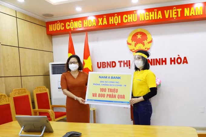 Bà Nguyễn Thị Thanh Đào – Giám đốc Nam A Bank Khu vực miền Trung & Tây Nguyên trao quà cho lãnh đạo UBND thị xã Ninh Hòa.