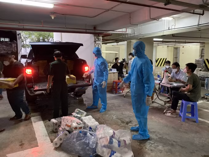 Nhóm tự trang bị đồ bảo hộ, kính chắn giọt bắn, khẩu trang… để bảo đảm an toàn