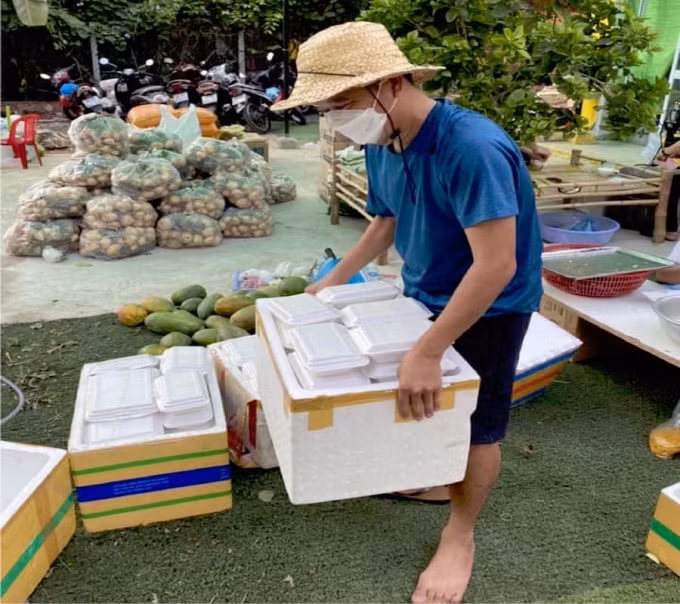 Các thành viên trong nhóm có người là giám đốc, kỹ sư… nay hóa thành “phụ bếp” để hỗ trợ bếp ăn từ thiện